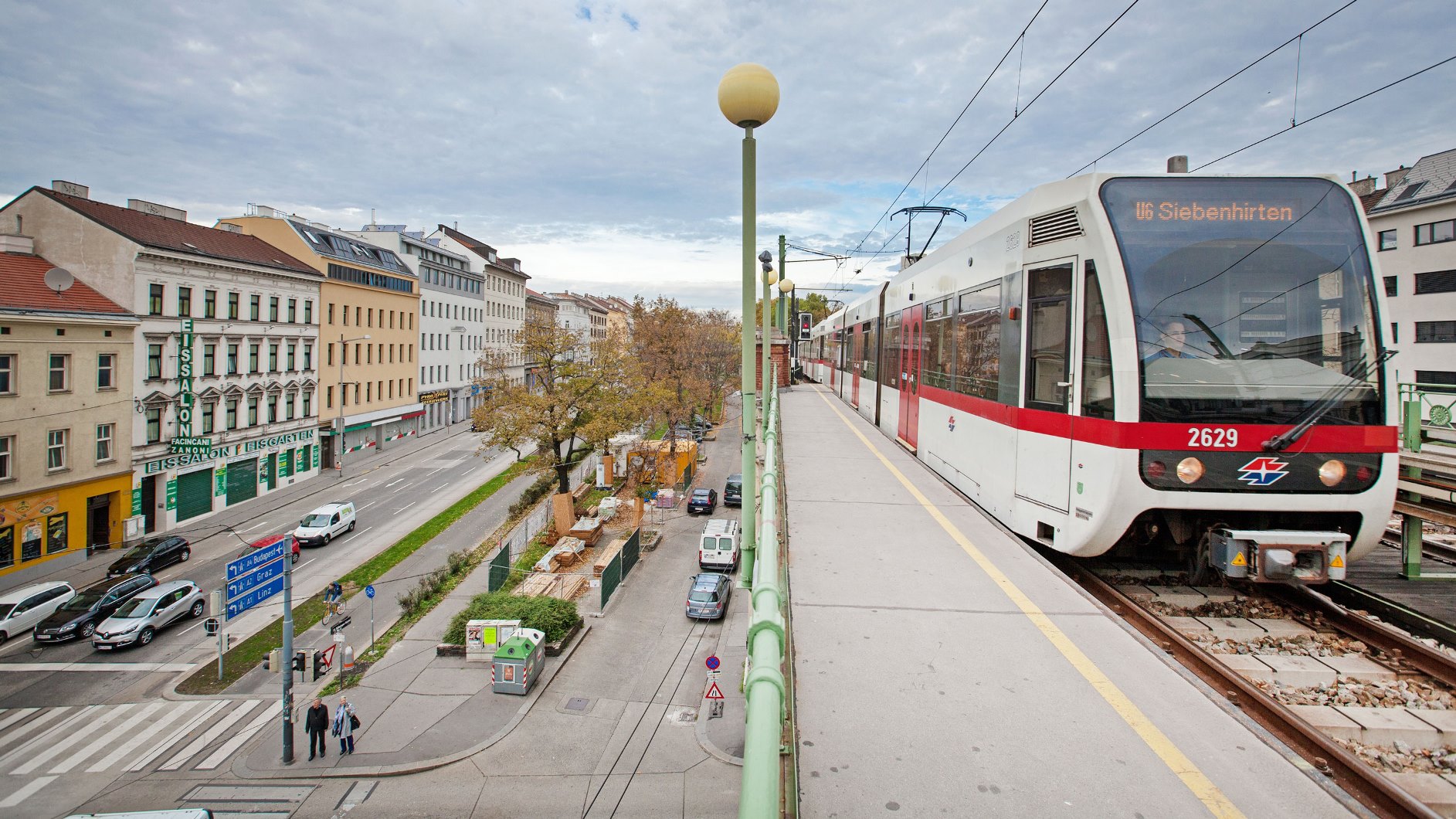 Low floor mass transit cars run from Floridsdorf to Siebenhirten