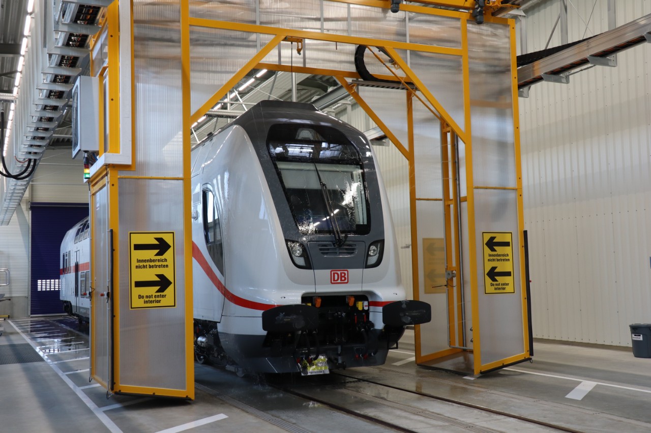 Waterproof rail car testing system automatically adapts to the shape of the coach