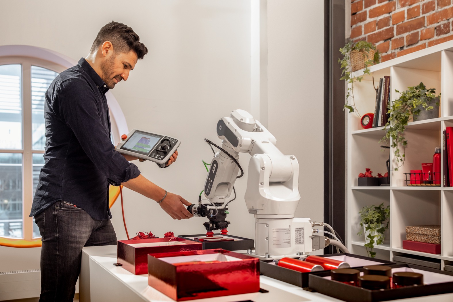 ABB SWIFTI collaborative robot can be easily configured on a tablet or smartphone