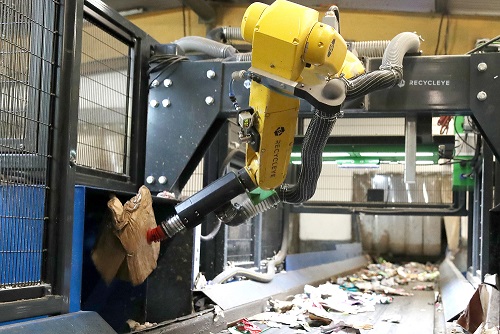 6-axis LR Mate robots automate the detection and sorting of dry mixed recyclables
